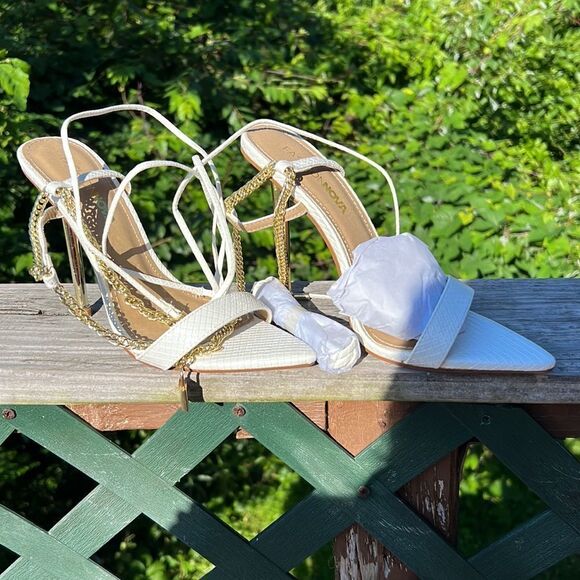 Fashion Nova Living Lavishly Heeled Sandals Sz 7 NIB White/Gold - Picture 1 of 9